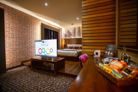 Executive Double Room | Desk, iron/ironing board, free cribs/infant beds, rollaway beds