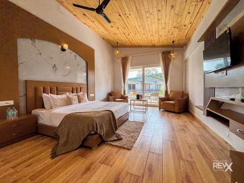 Premium Double Room | Individually decorated, desk, laptop workspace, soundproofing