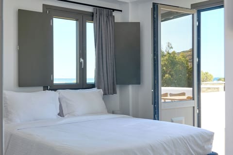 Aegean suite with Sea View | Desk, laptop workspace, soundproofing, free WiFi