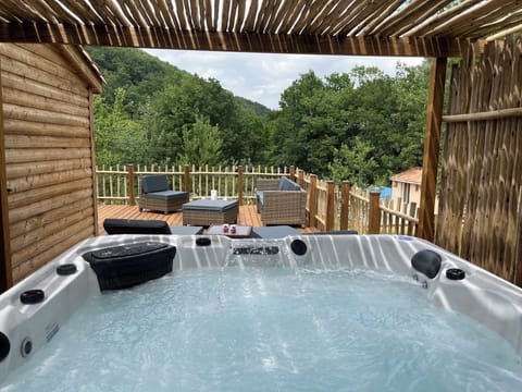 Outdoor spa tub