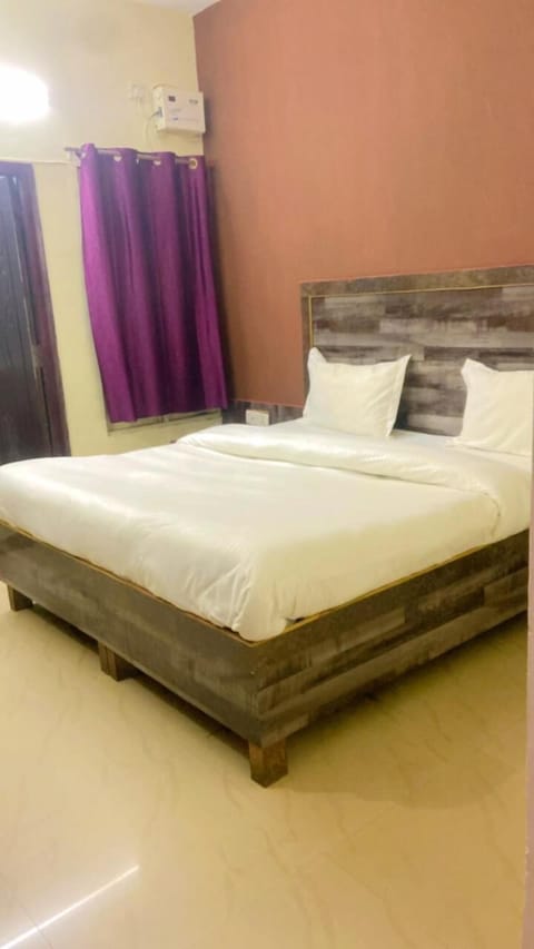 Basic Double Room, Balcony, City View | Living room | TV