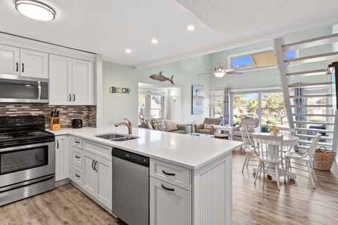 Condo, 2 Bedrooms | Private kitchen | Coffee/tea maker, fridge, oven, electric kettle