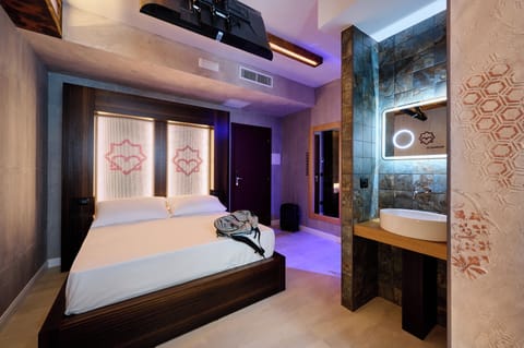 Superior Room, 1 Queen Bed, Non Smoking | Egyptian cotton sheets, premium bedding, down comforters, minibar