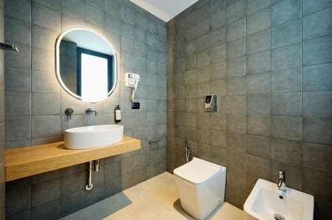 Superior Room, 1 Queen Bed, Balcony | Bathroom | Shower, hair dryer, soap, shampoo