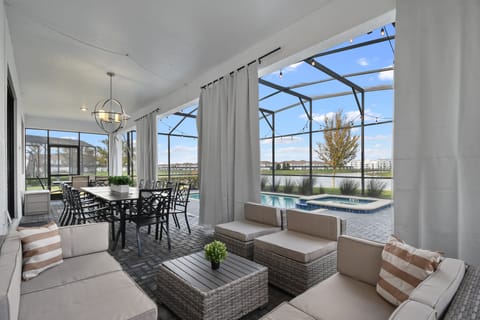 House, Multiple Beds, Pool Access (2947FS SL) | Interior