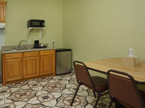 Classic Suite, 1 King Bed | Private kitchenette | Fridge, microwave, coffee/tea maker