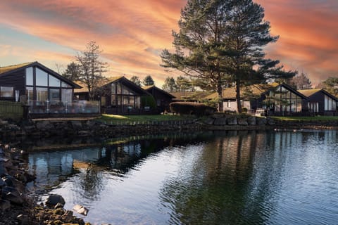 Sandmartin Lodge - Sunset on the lake.