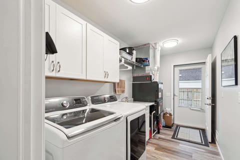 Deluxe House | Private kitchen | Fridge, microwave, oven, stovetop