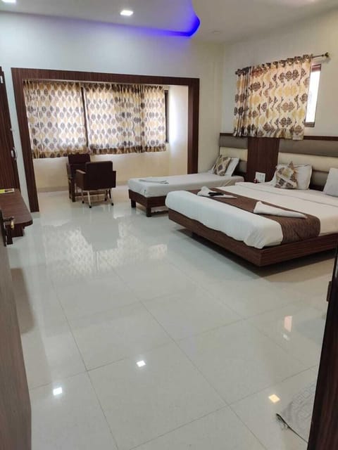 Deluxe Triple Room | Desk, laptop workspace, soundproofing, free WiFi