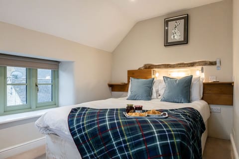 Evenlode Cottage Master Bedroom - StayCotswold