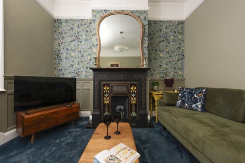 Living area with Smart TV - Free Wif-Fi - The Secret Seascape
