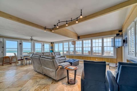 Level 3 Sweeping Oceanfront Views