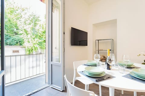 Apartment (1 Bedroom) | Dining room