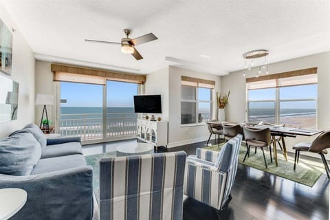 Breathtaking, unobstructed ocean view from living room