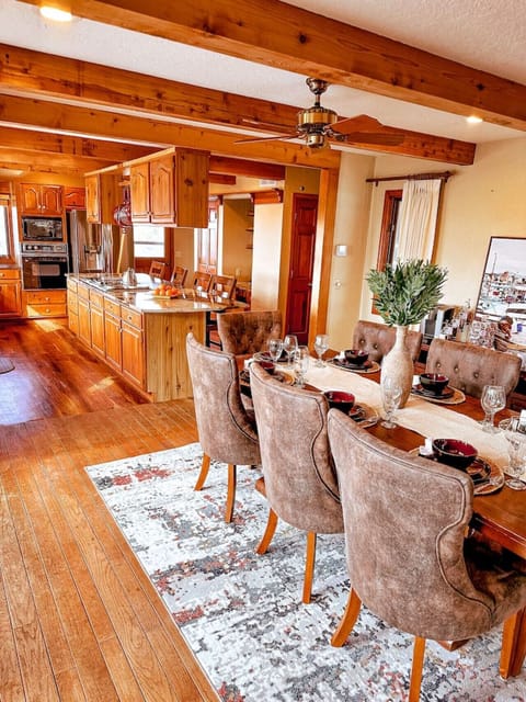 Open-concept kitchen and dining area, perfect for entertaining family and friends with ease.