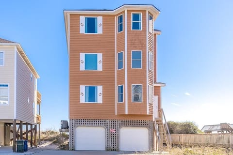 Dolphins Den Streetside Exterior