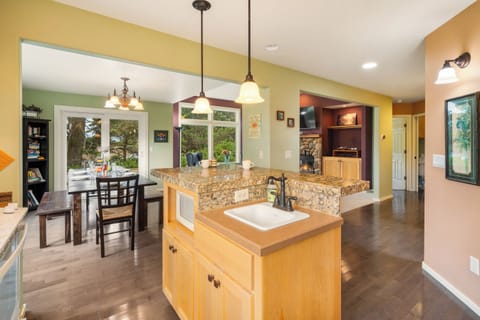 Fully equipped kitchen with breakfast bar