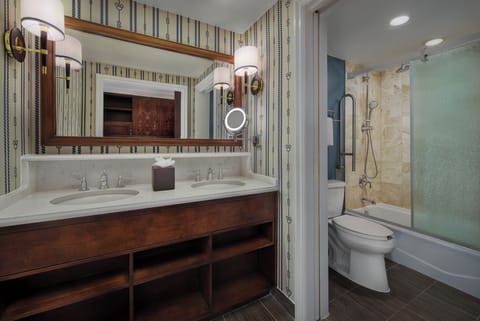 Combined shower/tub, hair dryer, towels