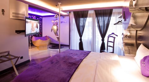 Premium bedding, individually decorated, individually furnished, desk