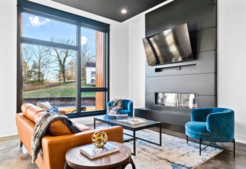 A warm and cozy seating nook, bathed in natural light, combines contemporary design with inviting textures for a relaxing retreat.