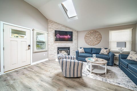 Spacious iving room with Smart TV and fiireplace
