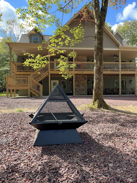 New! Firepit added in August '25.