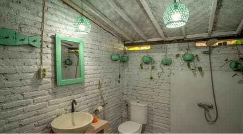 Comfort Cottage, Garden View | Bathroom | Shower, towels, soap, shampoo