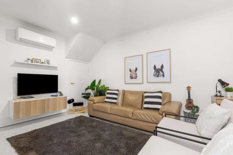 Comfortable lounge 🛋️ with air-conditioning ❄️, Smart TV 📺, and a handy workspace/desk 🖥️. Bright, relaxing, and perfect for unwinding or catching up on work.