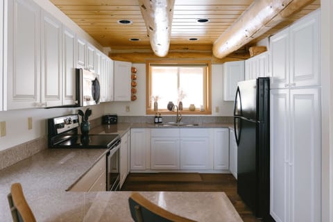 Kitchen: Drip coffee maker, blender, cooking utensils, tableware.