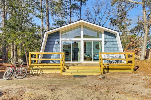 Oak Island Vacation Rental | 2BR | 1BA | 800 Sq Ft | 4 Steps Required to Enter