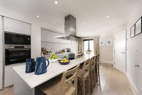 Breakfast bar with a built-in wine fridge and 4 barstools - Harlyn Folly