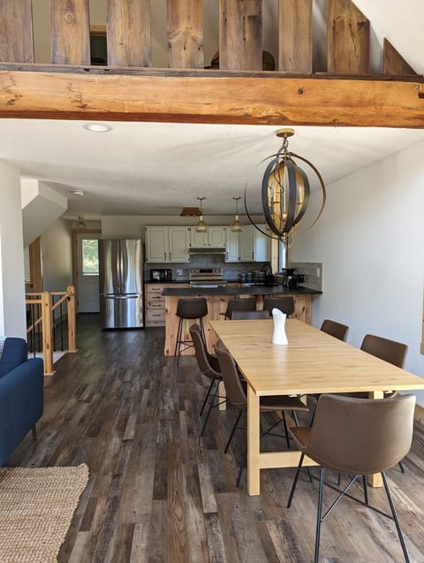 Looking toward the kitchen...