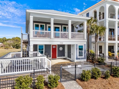 On the exterior you have a wonderful splash pad for the whole family to enjoy, a sun deck and balcony overlooking the gulf!