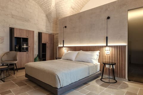 Deluxe Double Room | Minibar, in-room safe, desk, blackout drapes