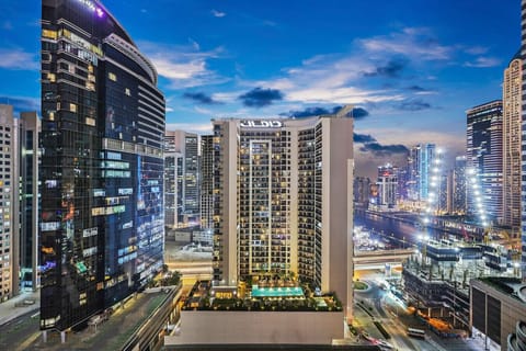 Cityscape Views: Immerse in stunning skyline views while enjoying the vibrant Dubai nightlife!