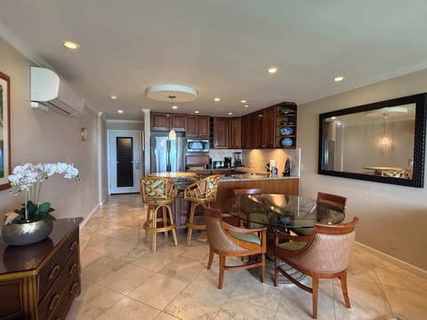 Dining Kitchen - Indoor dining for 4, counter seating for 2