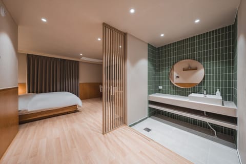 Standard | Soundproofing, free WiFi, bed sheets