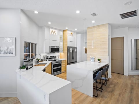 Amazing Kitchen with island sitting