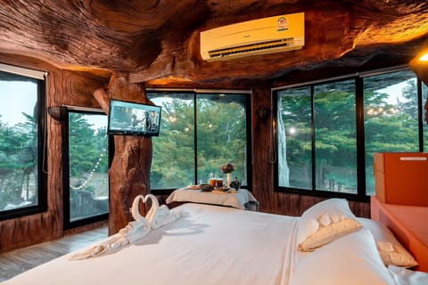 Groot Room Panorama River View with Jacuzzi | Free WiFi