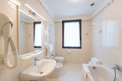 Deluxe Double or Twin Room | Bathroom | Shower, free toiletries, hair dryer, towels
