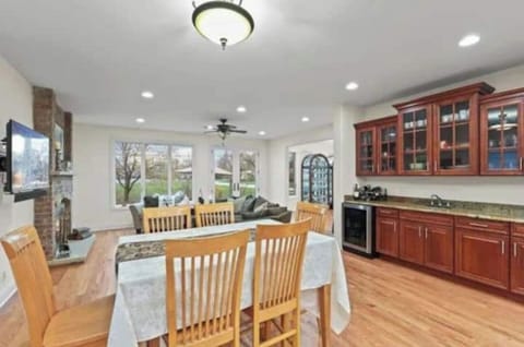 Kitchen Eating room for 8