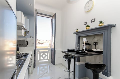 Apartment, Courtyard View | Private kitchen | Full-size fridge, microwave, oven, stovetop