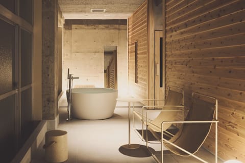 Sauna, hot tub