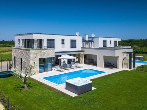 Residential Area, Home, Estate, Swimming Pool, Villa, Mansion, Resort, Courtyard, Landscaping, Farmhouse