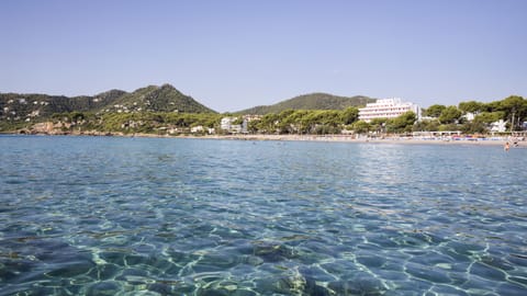 Beach nearby, white sand, 2 beach bars