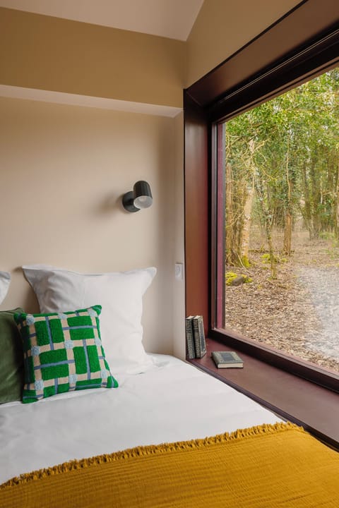 Egyptian cotton sheets, premium bedding, pillowtop beds, desk