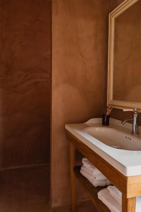 Villa Familiale | Bathroom | Hair dryer, towels, soap, shampoo