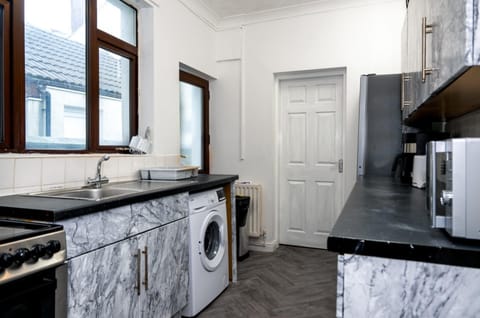 House | Private kitchen | Fridge, microwave, oven, stovetop