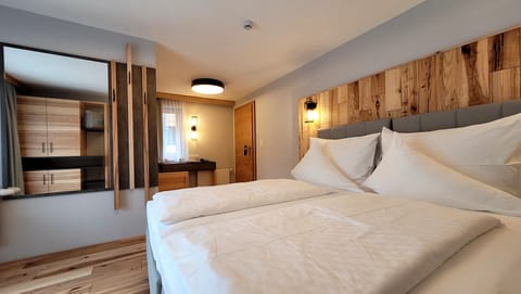 Economy Room | Hypo-allergenic bedding, in-room safe, desk, laptop workspace