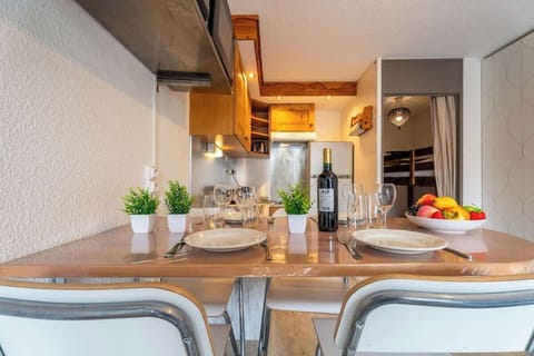 Table à manger spacieuse.